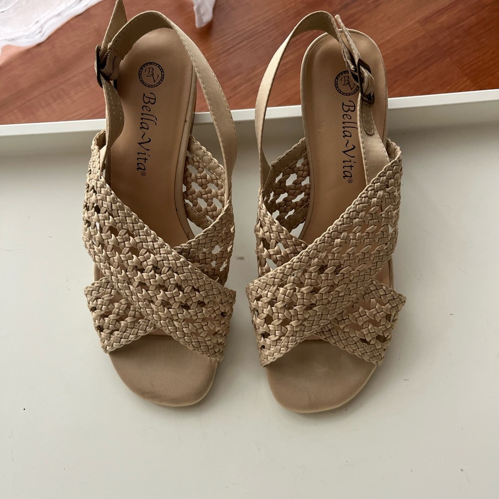 Bella Vita Women's Beige Woven Sandals